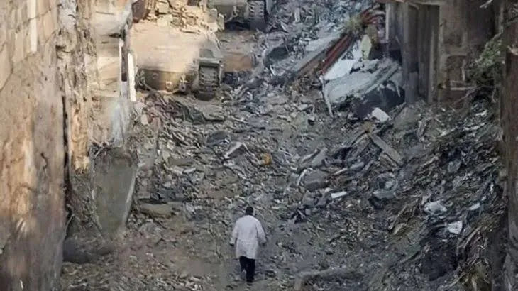 Dr. Abu Safiya går israelske tanks i møte før evakueringen av Kamal Adwan Hospital i 2024 (Fotograf ukjent, kilde AlJazeera)